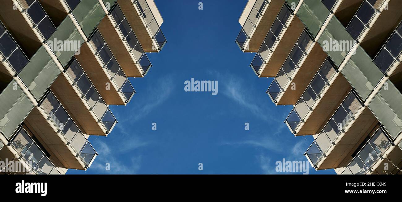 Image simulée du détail des balcons de deux bâtiments jumeaux avec le ciel bleu en arrière-plan, Bilbao, pays basque, Espagne Banque D'Images