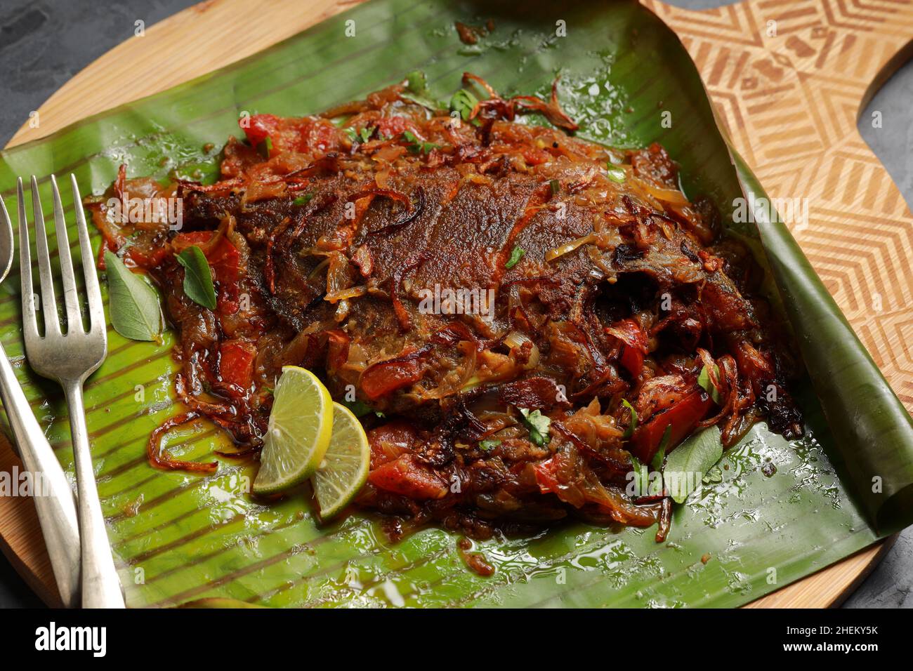 Meen Pollichathu ou poisson pollichathu, savoureux plat de kerala, poisson avec masala cuit dans la feuille de banane. Banque D'Images