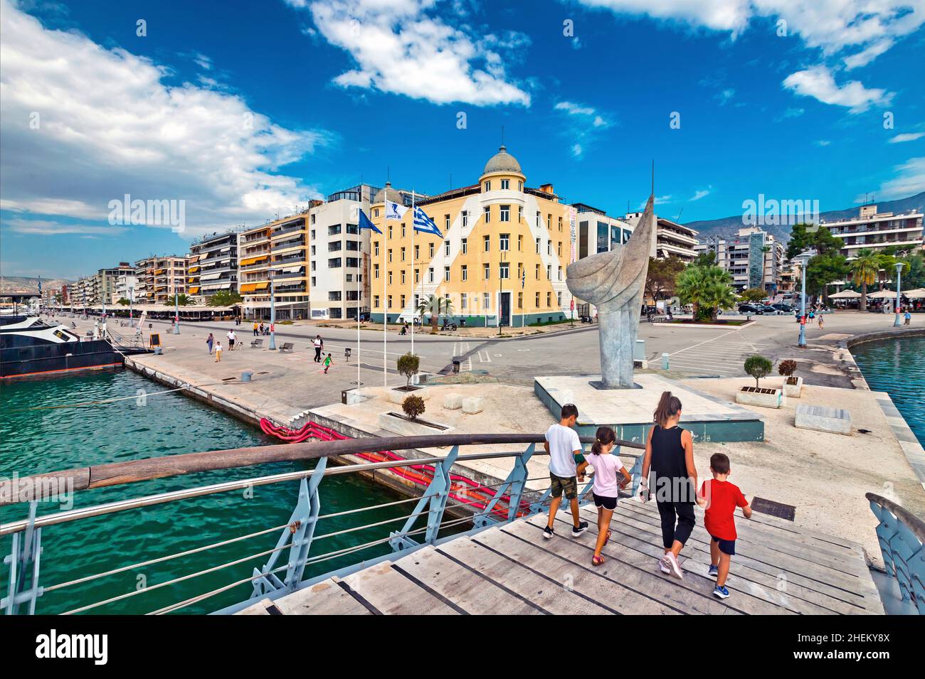 La promenade du bord de mer de la ville de Volos, Magnésie, Thessalie, Grèce. Banque D'Images
