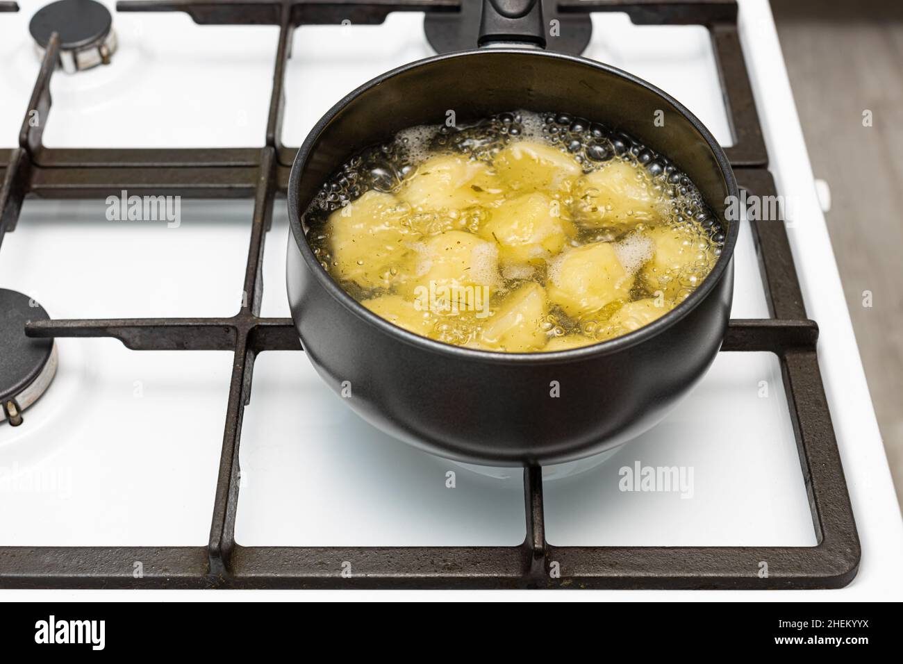 pommes de terre entières cuites dans une casserole sur la cuisinière.Photo de haute qualité Banque D'Images