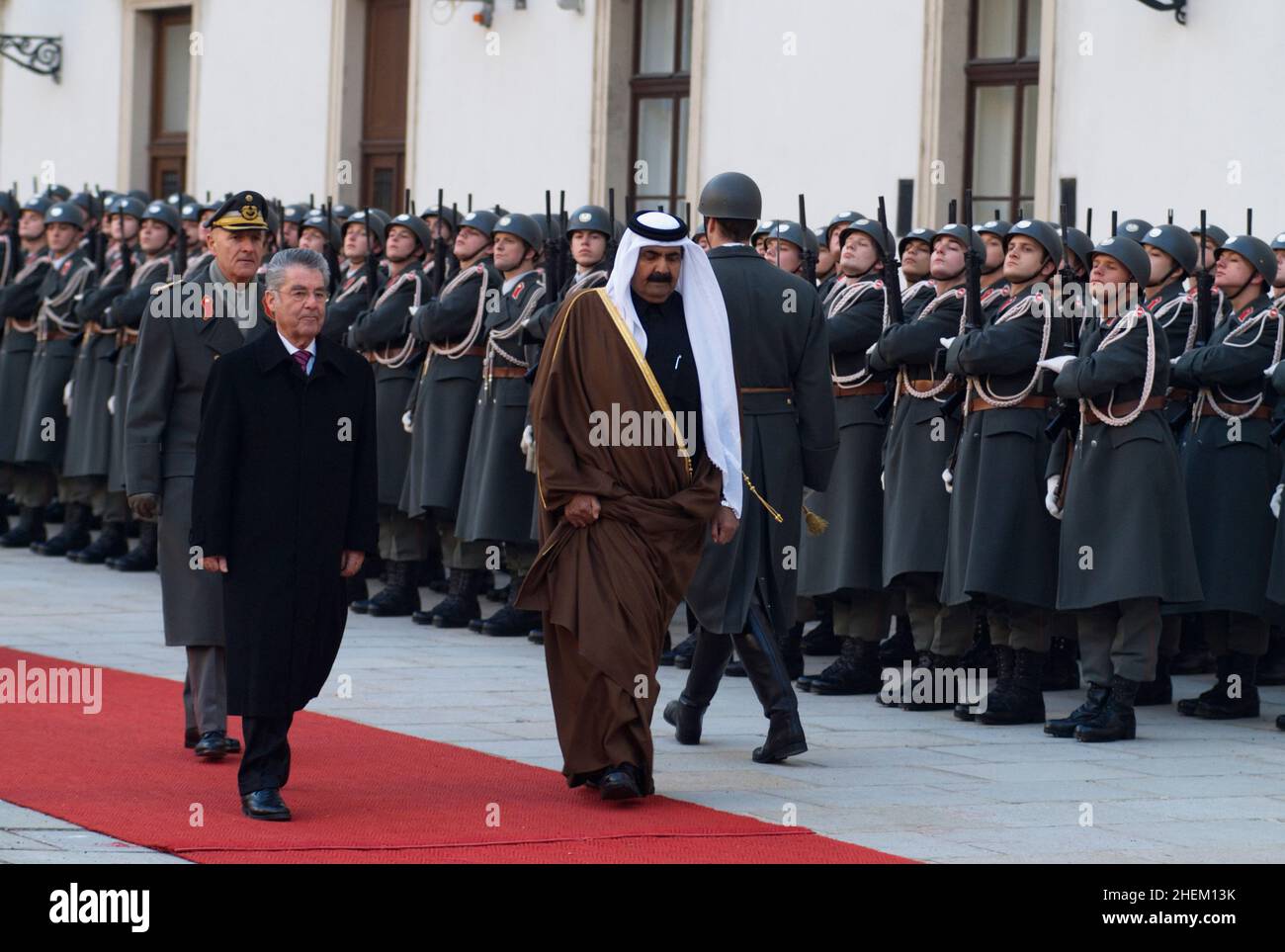 Vienne, Autriche.31 décembre 2010.Visite d'État de l'émir du Qatar à la Hofburg à Vienne.L'image montre l'émir du Qatar, le cheikh Hamad Bin Khalifa al-Thani (R) et le Président fédéral de l'Autriche Heinz Fischer (L) Banque D'Images