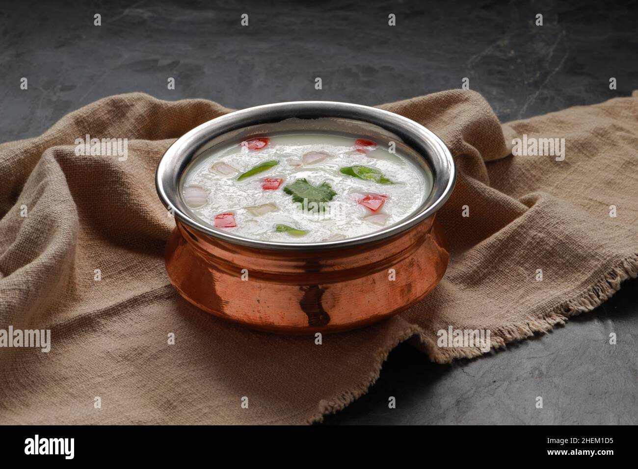 Le raita est un plat de cuisine indienne composé de dahi et de légumes crus ou cuits. Banque D'Images