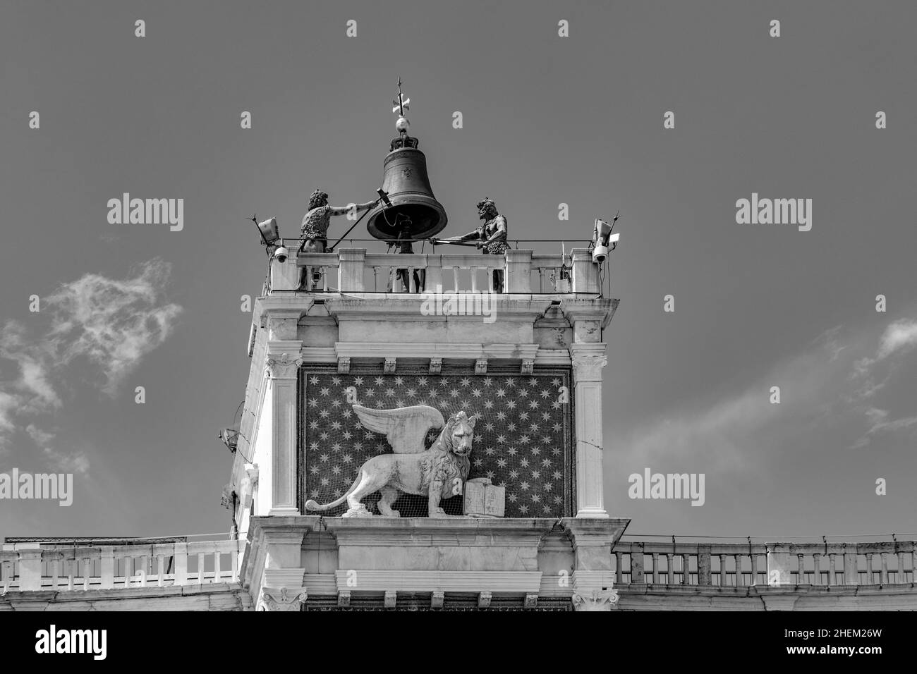 Venise, horloge et clocher de style Renaissance sur la place Saint-Marc avec les statues appelées Mori di Venezia, site du patrimoine mondial de l'UNESCO, Venise, ITA Banque D'Images