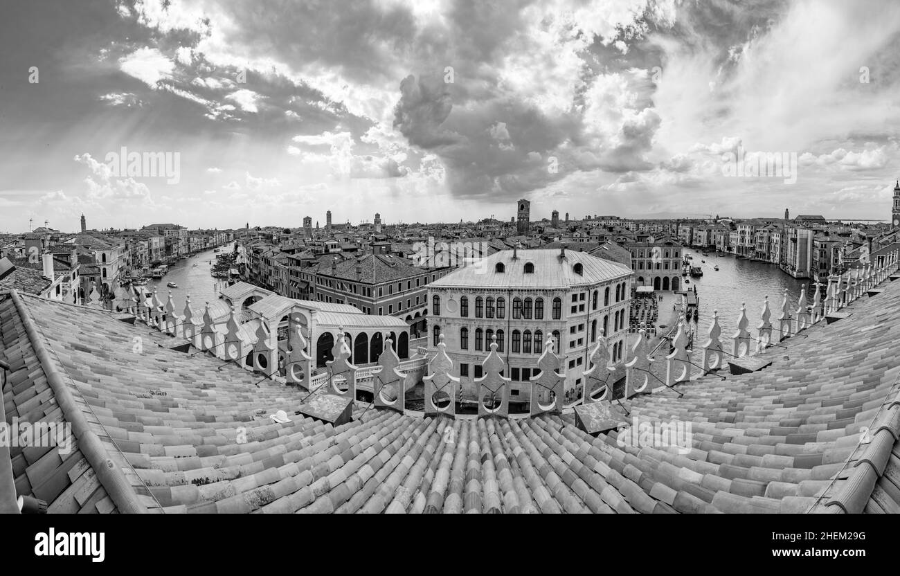 Vue panoramique depuis la plate-forme d'observation de fondaco dei tedeschi à la canale Grande et la ville pittoresque de Venise Banque D'Images