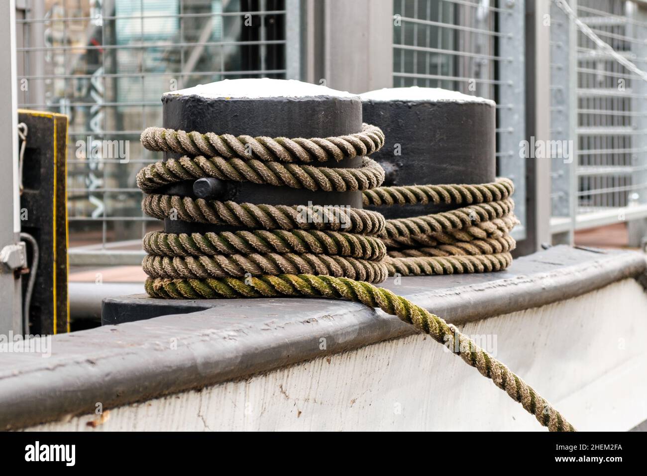 Corde ou corde de navire attachée à un bollard d'amarrage. Banque D'Images