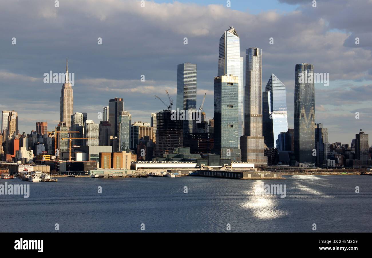 Manhattan West Side Waterfront, gratte-ciels du Hudson Yard, vue sur l'Hudson River, dans les ombres et les lueurs de l'après-midi, New York, NY, États-Unis Banque D'Images