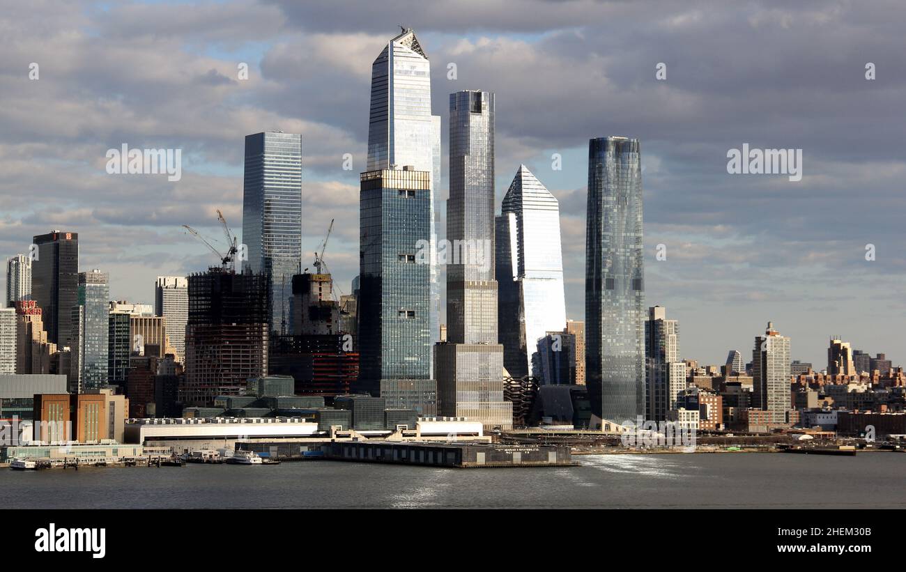 Manhattan West Side Waterfront, gratte-ciels du Hudson Yard, vue sur l'Hudson River, dans les ombres et les lueurs de l'après-midi, New York, NY, États-Unis Banque D'Images