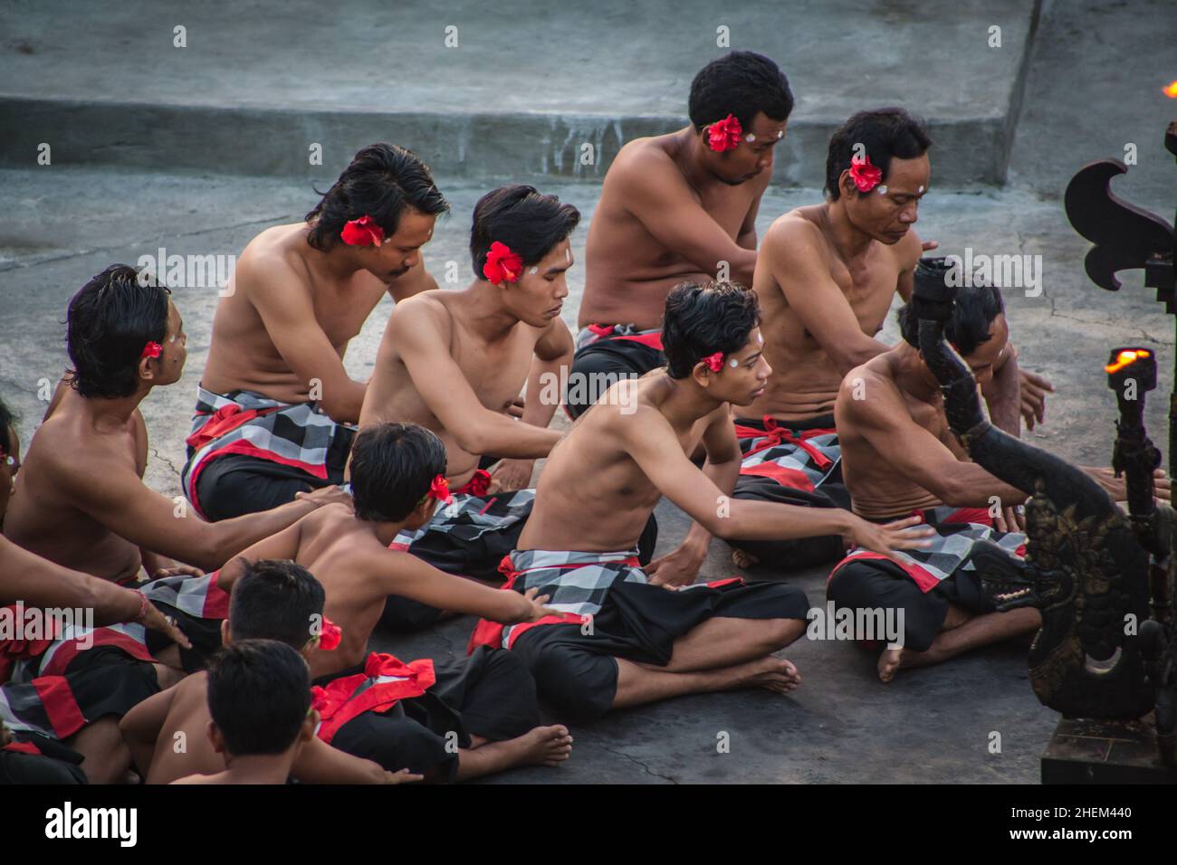 Bali - Indonésie - 10.21.2015: Danseuses de Kecak exécutant la danse du feu dans l'amphithéâtre Pura Luhur Uluwatu, temple Uluwatu une mer hindoue balinaise Banque D'Images Bali - Indonésie - 10.21.2015: Danseuses de Kecak exécutant la danse du feu dans l'amphithéâtre Pura Luhur Uluwatu, temple Uluwatu une mer hindoue balinaise Banque D'Images
