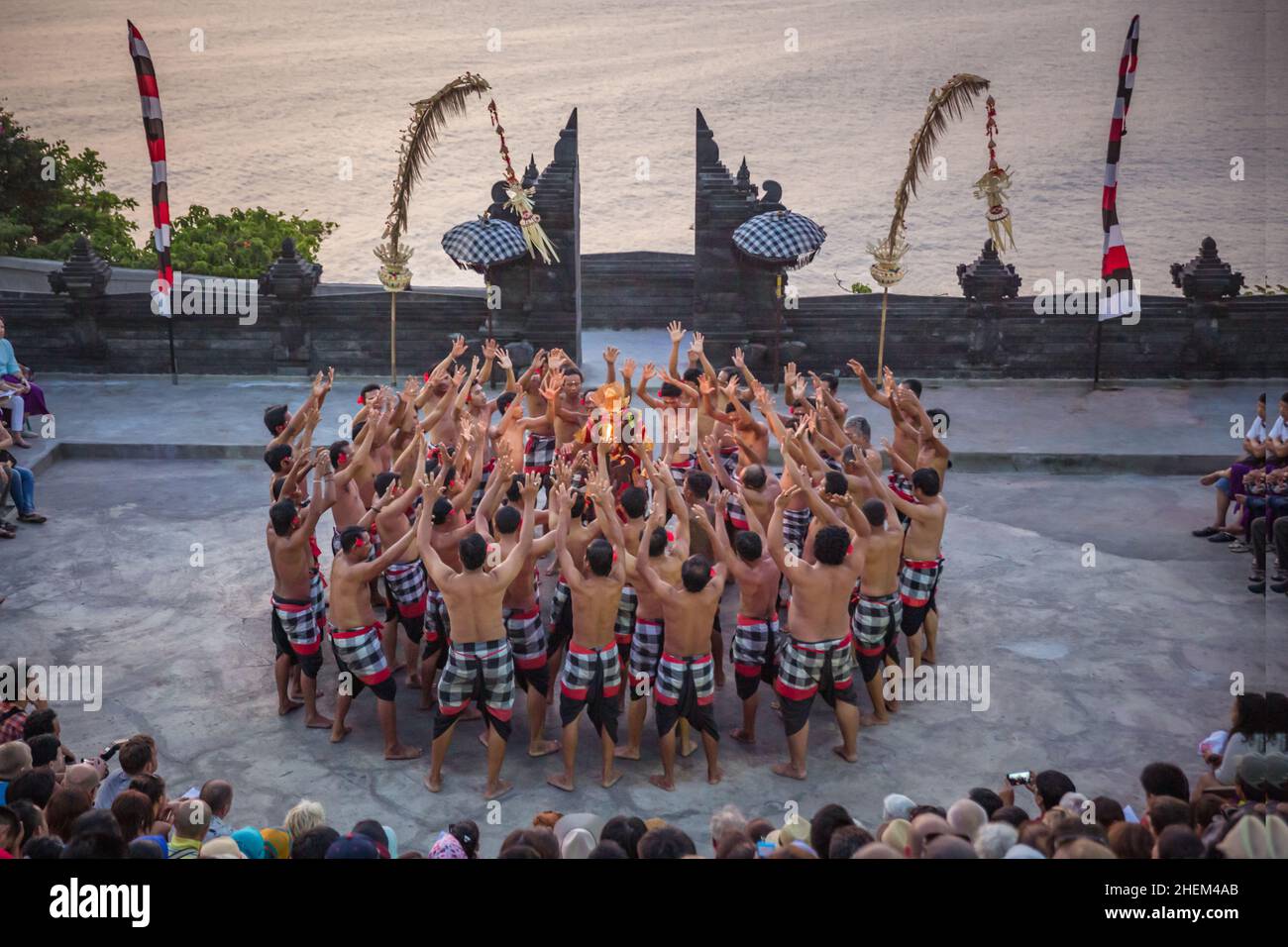 Bali - Indonésie - 10.21.2015: Danseuses de Kecak exécutant la danse du feu dans l'amphithéâtre Pura Luhur Uluwatu, temple Uluwatu une mer hindoue balinaise Banque D'Images