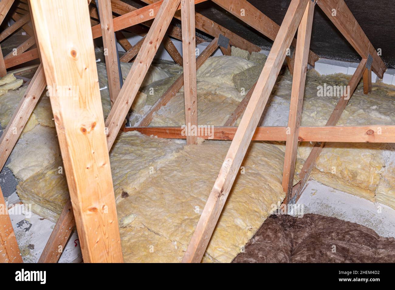 Laine de verre placée sur des tuyaux dans la ventilation domestique avec récupération de chaleur, tuyaux placés sur une structure de toit. Banque D'Images