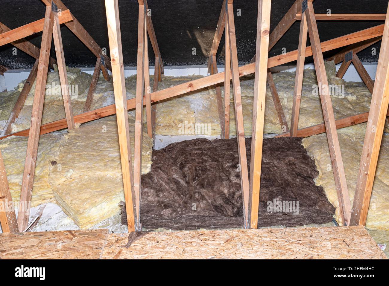 Laine de verre placée sur des tuyaux dans la ventilation domestique avec récupération de chaleur, tuyaux placés sur une structure de toit. Banque D'Images