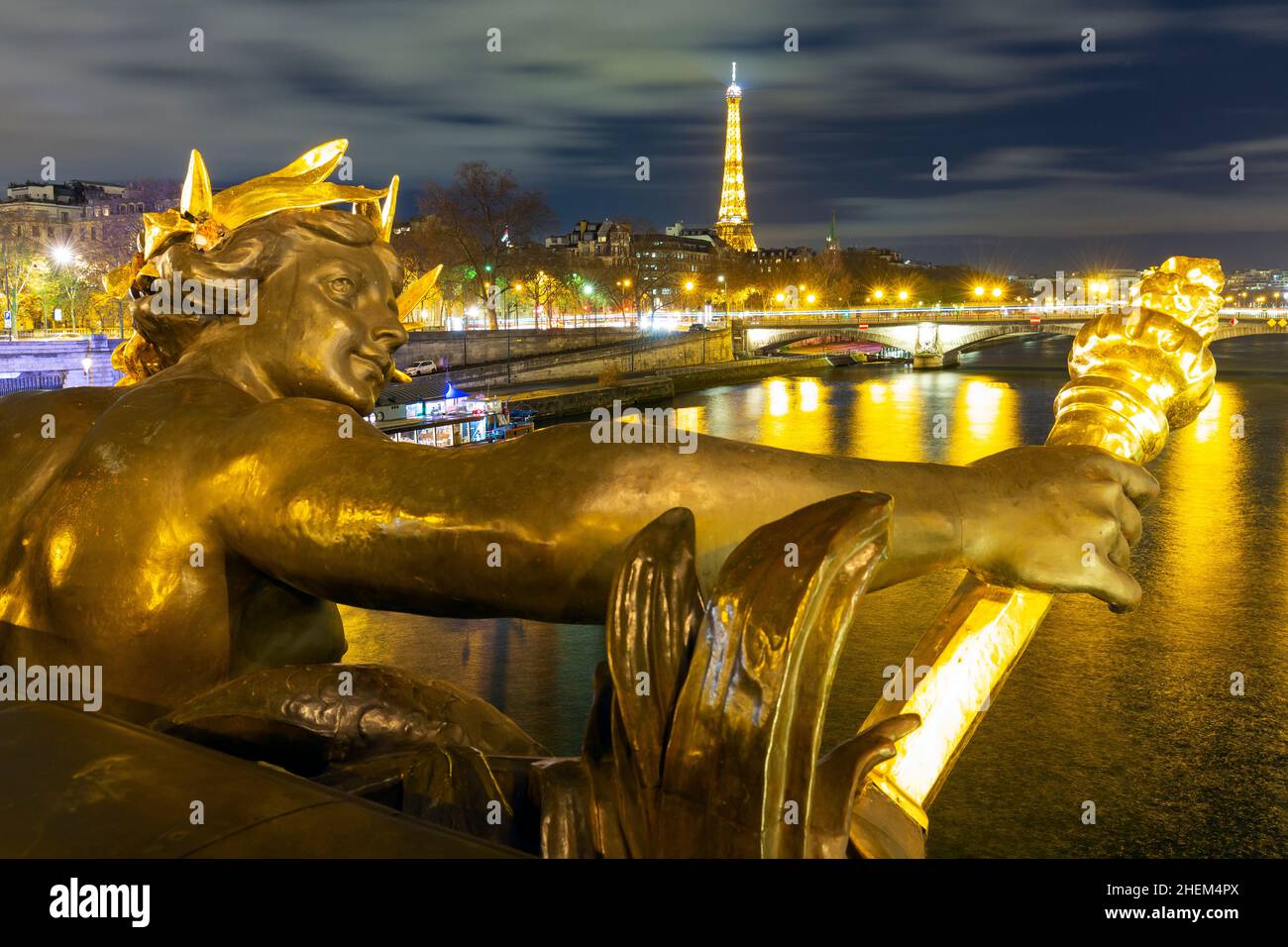Paris, France - 28 - 2021 novembre : statue au pont Alexandre III avec la Tour Eiffel en arrière-plan, Paris, France Banque D'Images