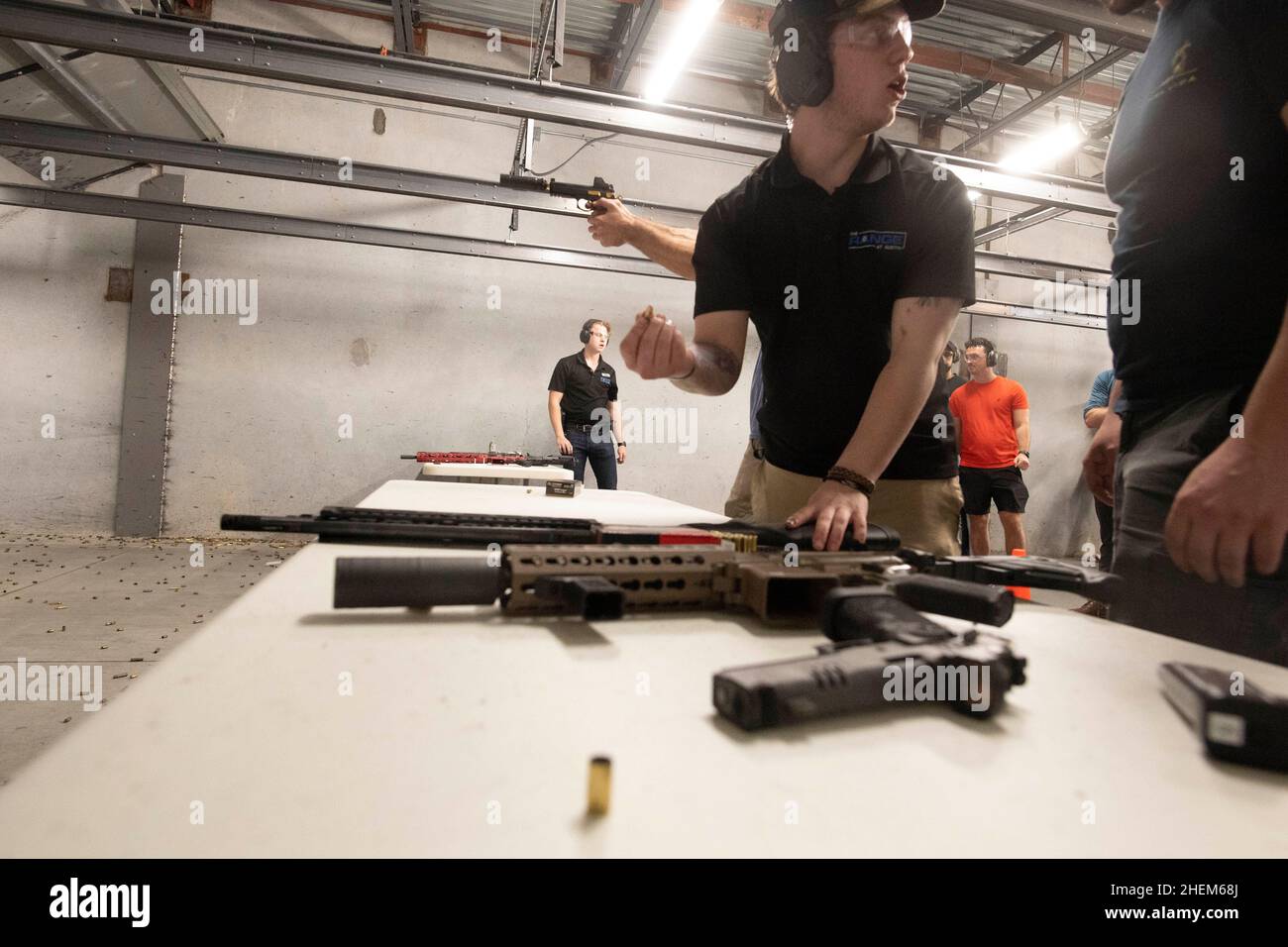 Austin Texas USA, 23 2021 octobre : les membres du Bitcoin club tiraient sur The Range, un lieu de tournage en intérieur dans le sud d'Austin, lors d'une rencontre au club où les membres ont tiré des centaines de tours sur des cibles.©Bob Daemmrich Banque D'Images