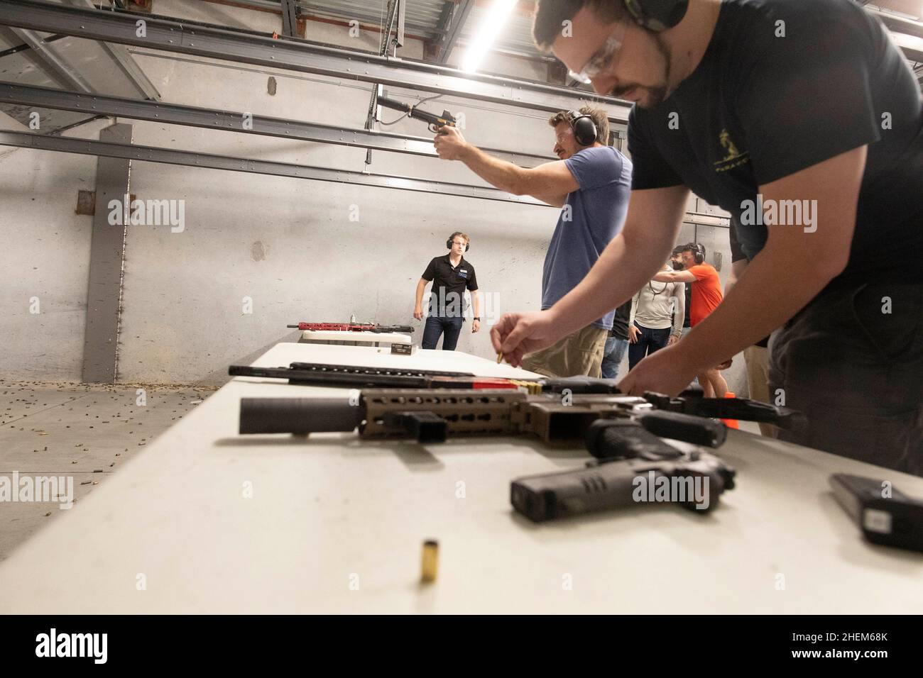 Austin Texas USA, 23 2021 octobre : les membres du Bitcoin club tiraient sur The Range, un lieu de tournage en intérieur dans le sud d'Austin, lors d'une rencontre au club où les membres ont tiré des centaines de tours sur des cibles.©Bob Daemmrich Banque D'Images