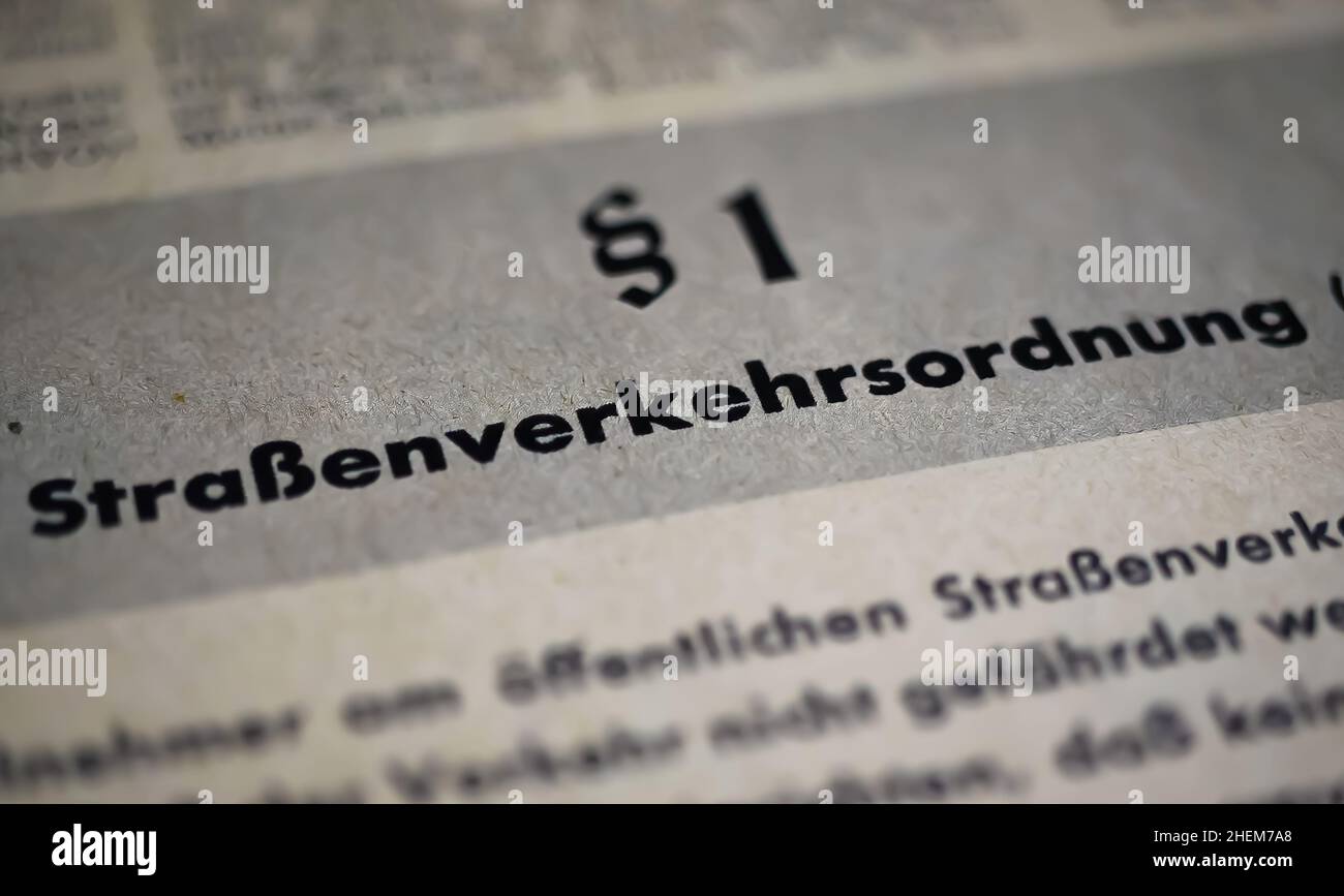 Viersen, Allemagne - mai 9.2021: Gros plan du texte de droit du millésime du paragraphe 1 de la réglementation allemande sur les routes de circulation (Strassenverkehrsordnung), (selecti Banque D'Images
