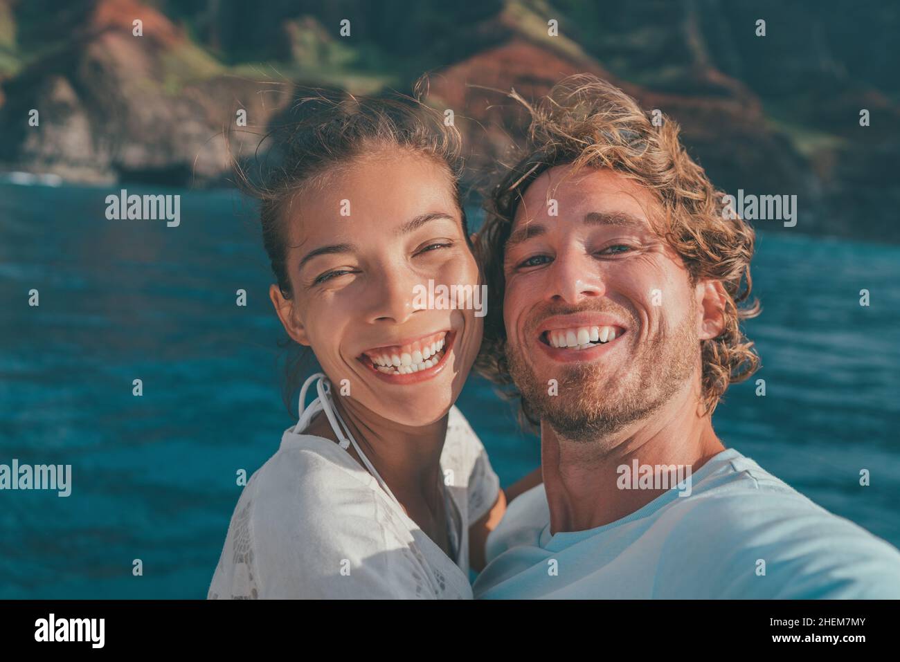 Vacances de croisière heureux touristes selfie sourire avec un sourire parfait sur l'aventure nature en plein air dans l'océan.Couple interracial asiatique femme, homme caucasien Banque D'Images