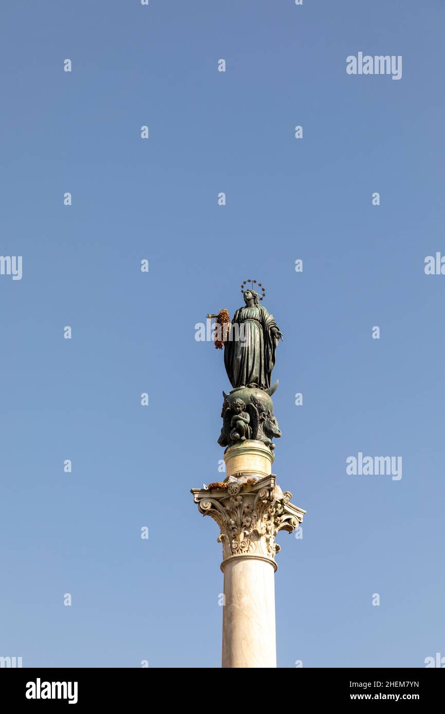 La colonne de l'Immaculée conception, est un monument du XIXe siècle représentant la Sainte Vierge Marie, située sur la Piazza Mignanelli et la Piazza d Banque D'Images