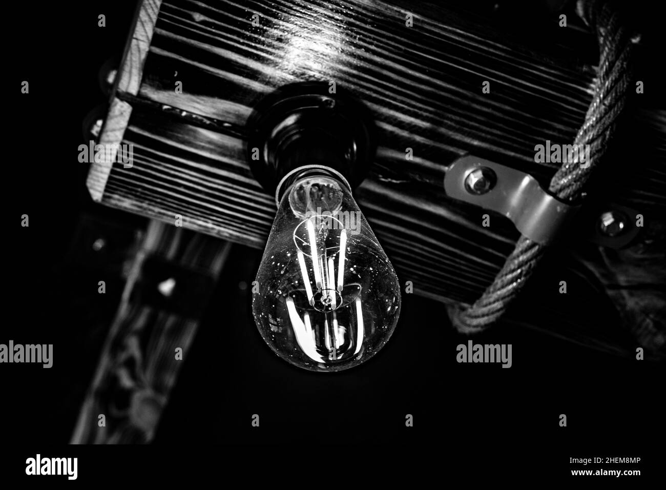 Bel éclairage de style vintage lampe montée sur un plafond en bois.Image en noir et blanc.Mise au point sélectionnée. Banque D'Images