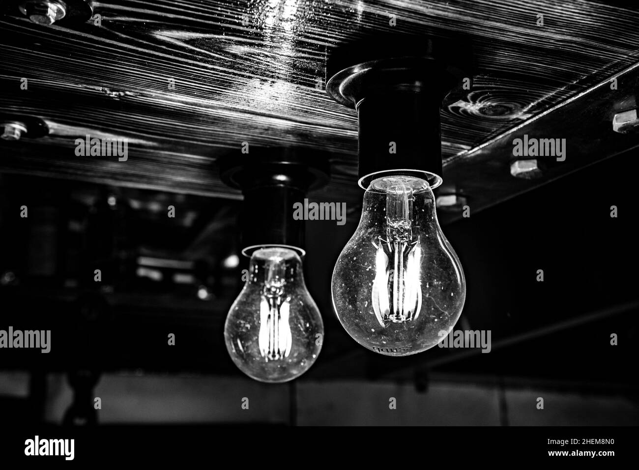 Bel éclairage de style vintage lampe montée sur un plafond en bois.Image en noir et blanc.Mise au point sélectionnée. Banque D'Images