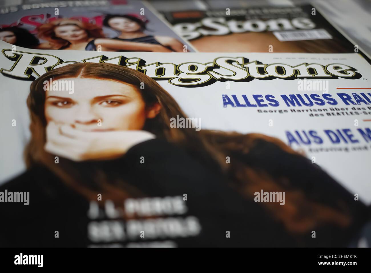 Viersen, Allemagne - mai 9.2021: Gros plan de la couverture du magazine de musique sur papier de pierre à roulettes avec l'histoire d'alanis morissette (attention sélective sur lowe Banque D'Images