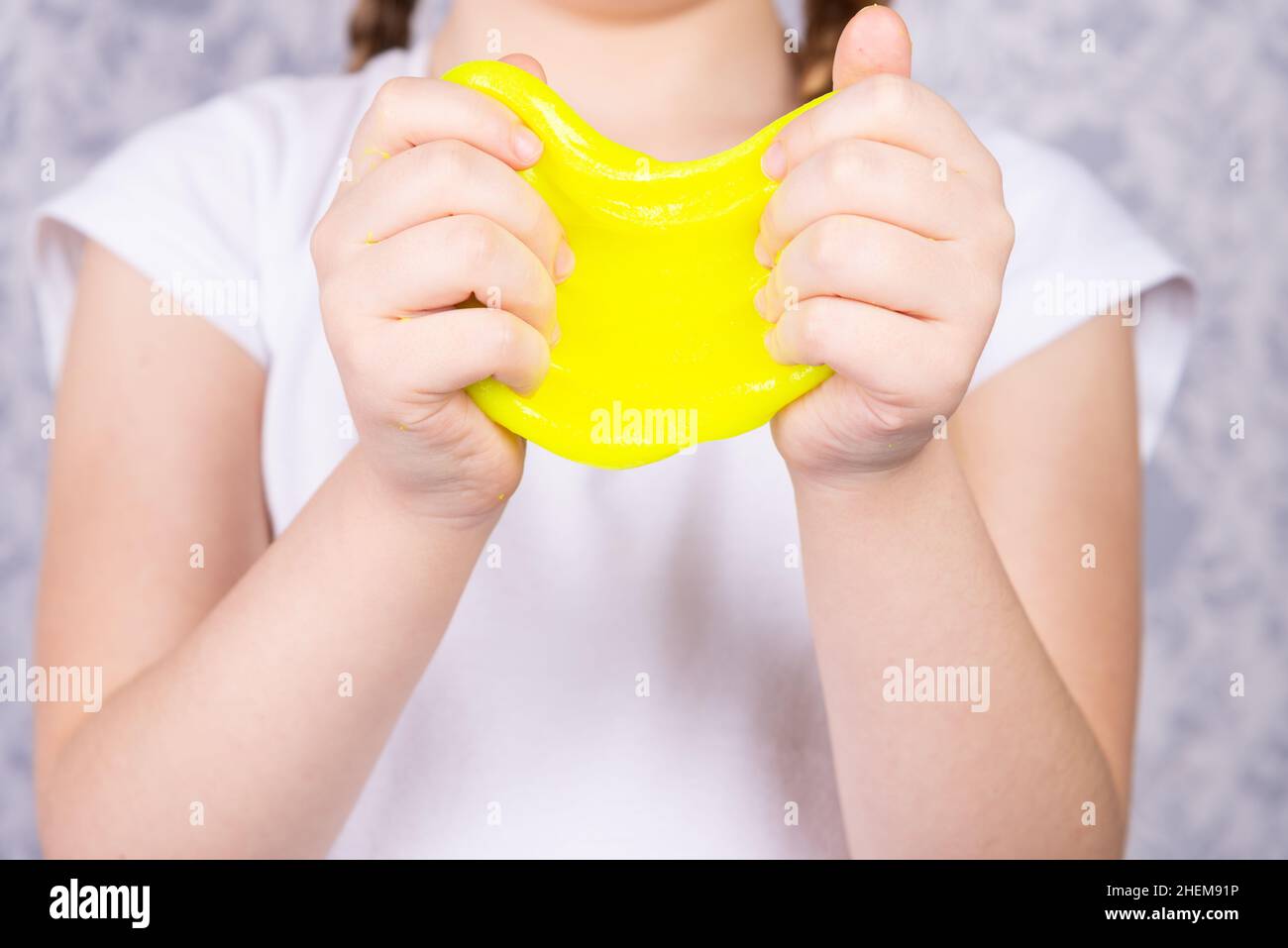 Un Enfant Blond Joue Avec Un Slime. Petite Belle Fille Caucasienne