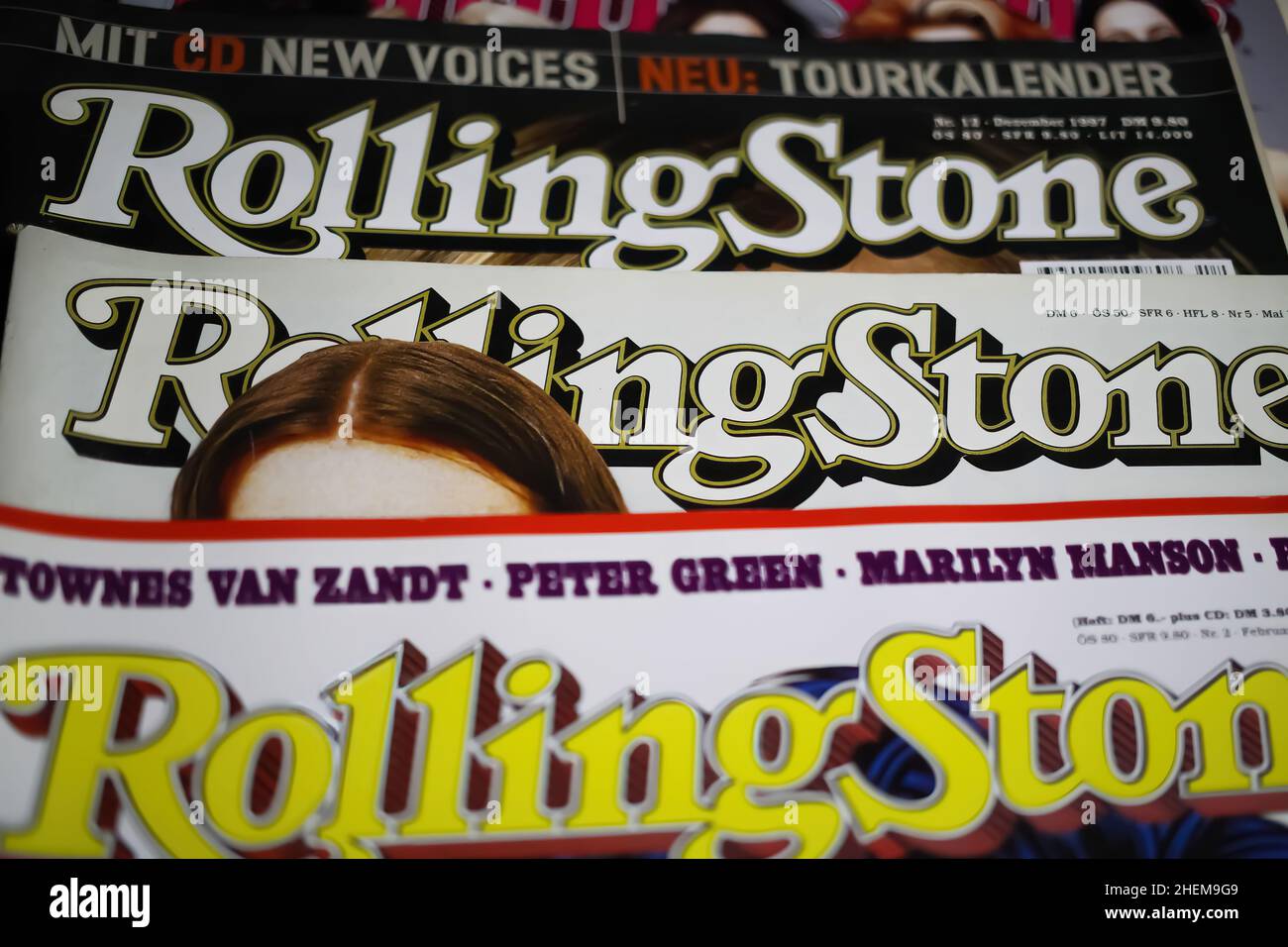 Viersen, Allemagne - mai 9.2021: Gros plan des couvertures de magazine de musique sur papier de rouleau de pierre Banque D'Images