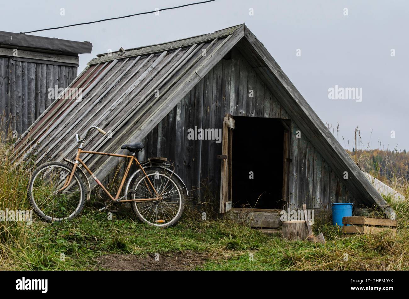 Cave à légumes dans le village. Bac à pommes de terre Banque D'Images