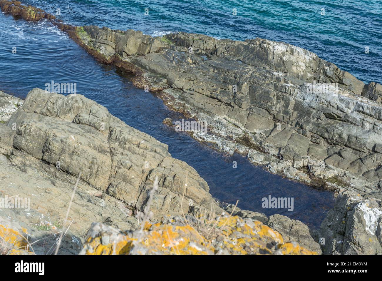 Paysage côtier des Rocheuses en bord de mer. Ahtopol. Bulgarie. Banque D'Images