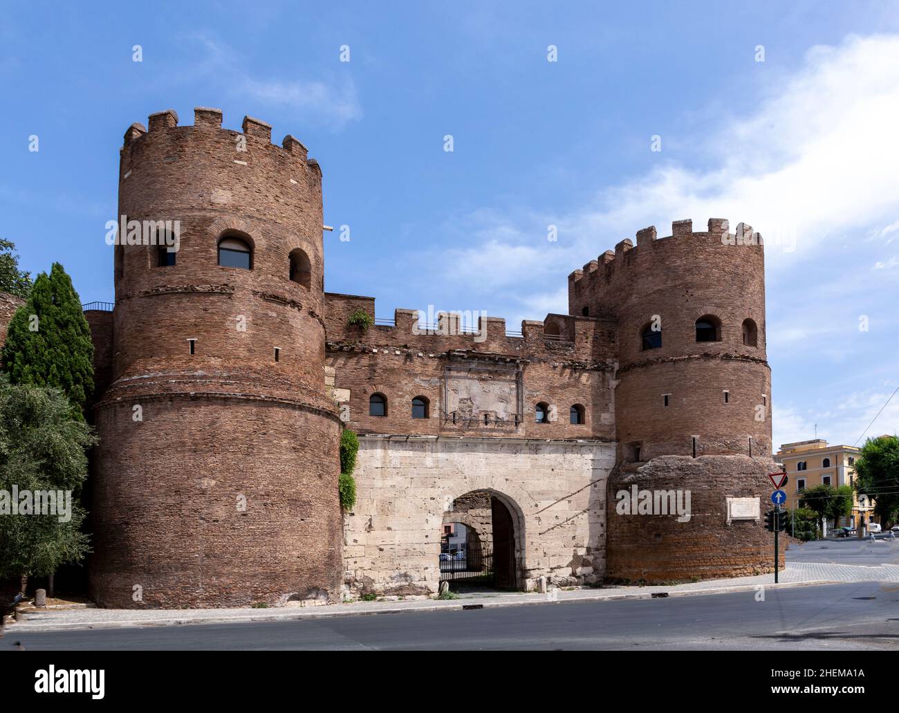 La Porta Asinaria, une porte dans les murs Aurelian de Rome, Italie.C'était une simple porte, mais Honorus a ajouté deux tours semi-cylindriques pour augmenter son RE Banque D'Images