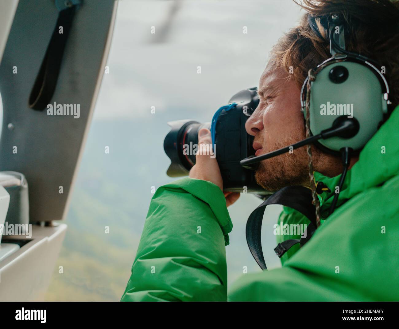 Hélicoptère portes hors-bord aventure voyage professionnel homme photographe touriste regardant le paysage photographie de paysage aérienne avec Banque D'Images