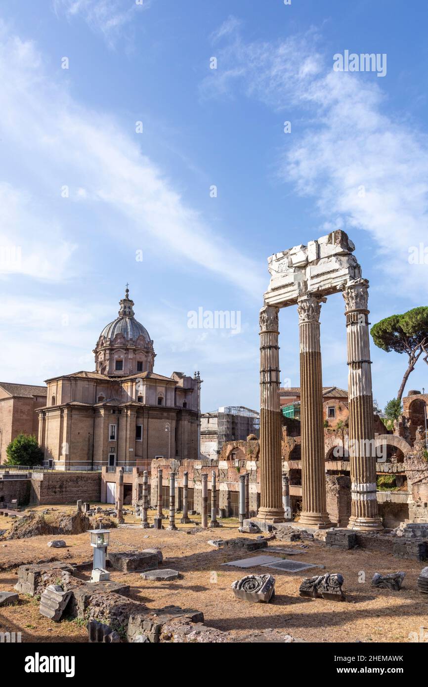 Vue panoramique sur le Forum romain de Rome, Italie.Monuments célèbres dans le monde entier en Italie pendant la journée ensoleillée d'été. Banque D'Images