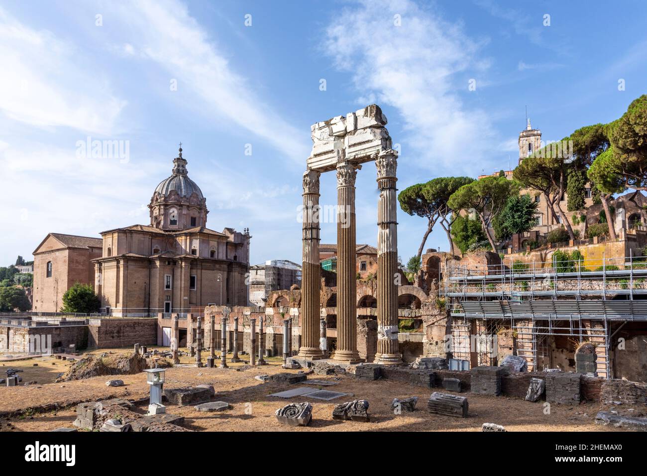 Vue panoramique sur le Forum romain de Rome, Italie.Monuments célèbres dans le monde entier en Italie pendant la journée ensoleillée d'été. Banque D'Images