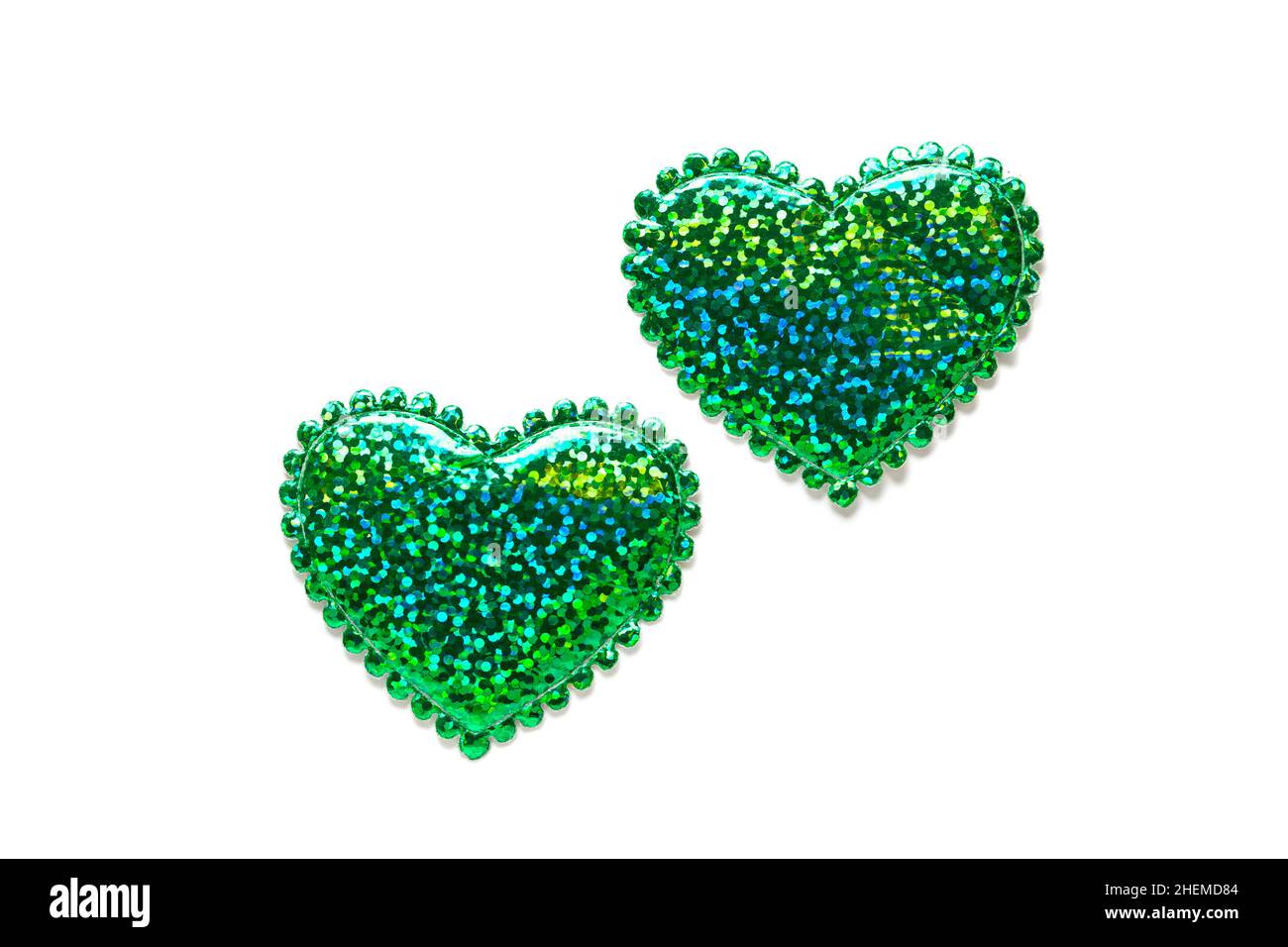 Saint Patrick et Saint Valentine Day concept, coeurs verts scintillants comme le trèfle de shamrock irlandais sur blanc Banque D'Images
