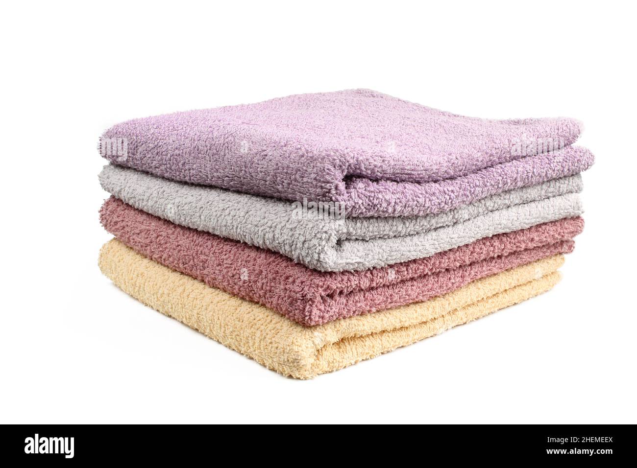 Pile de serviettes de différentes couleurs isolée sur fond blanc Banque D'Images
