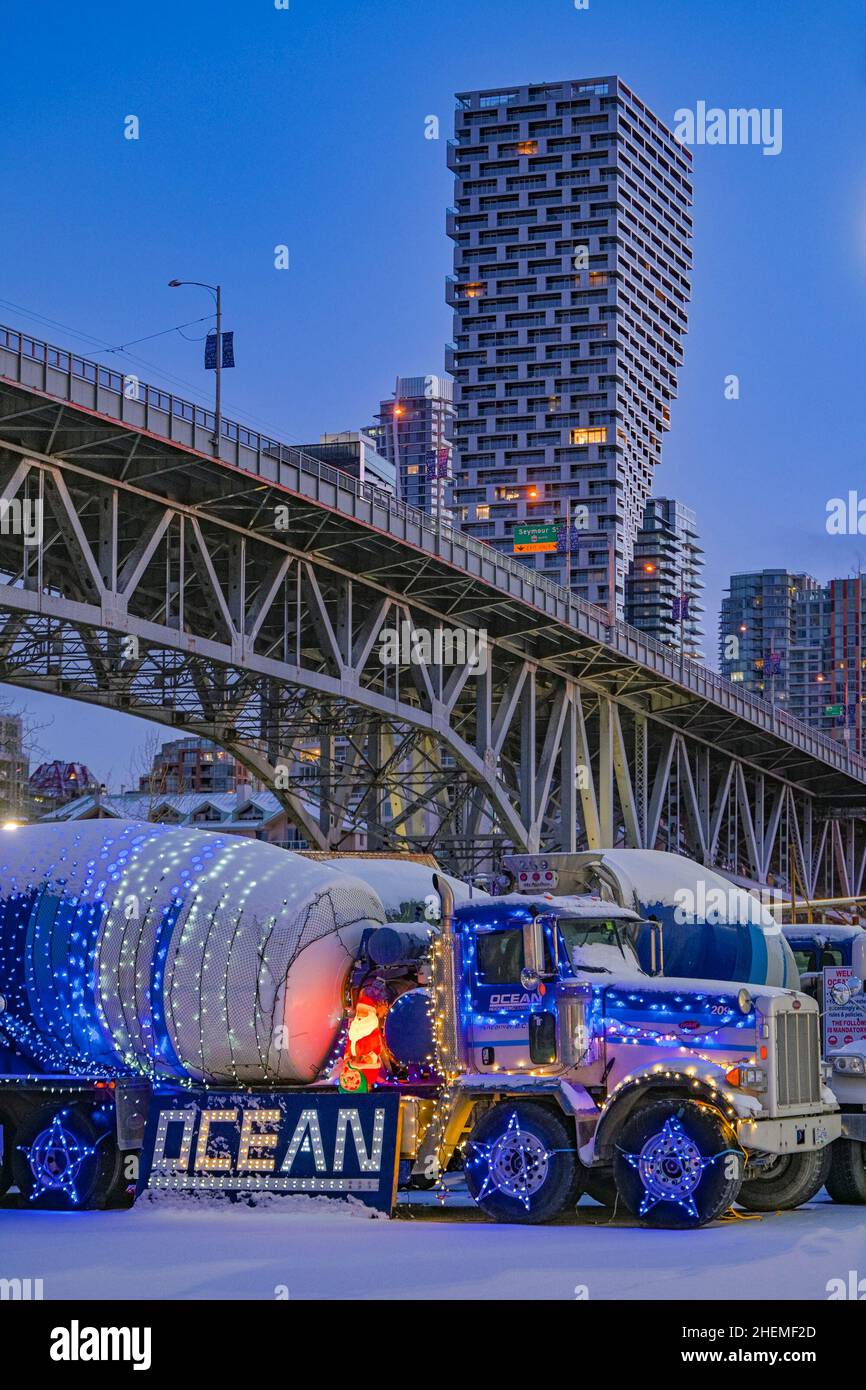 Camion de ciment océanique avec décorations de vacances, Granville Island, Vancouver, Colombie-Britannique, Canada Banque D'Images