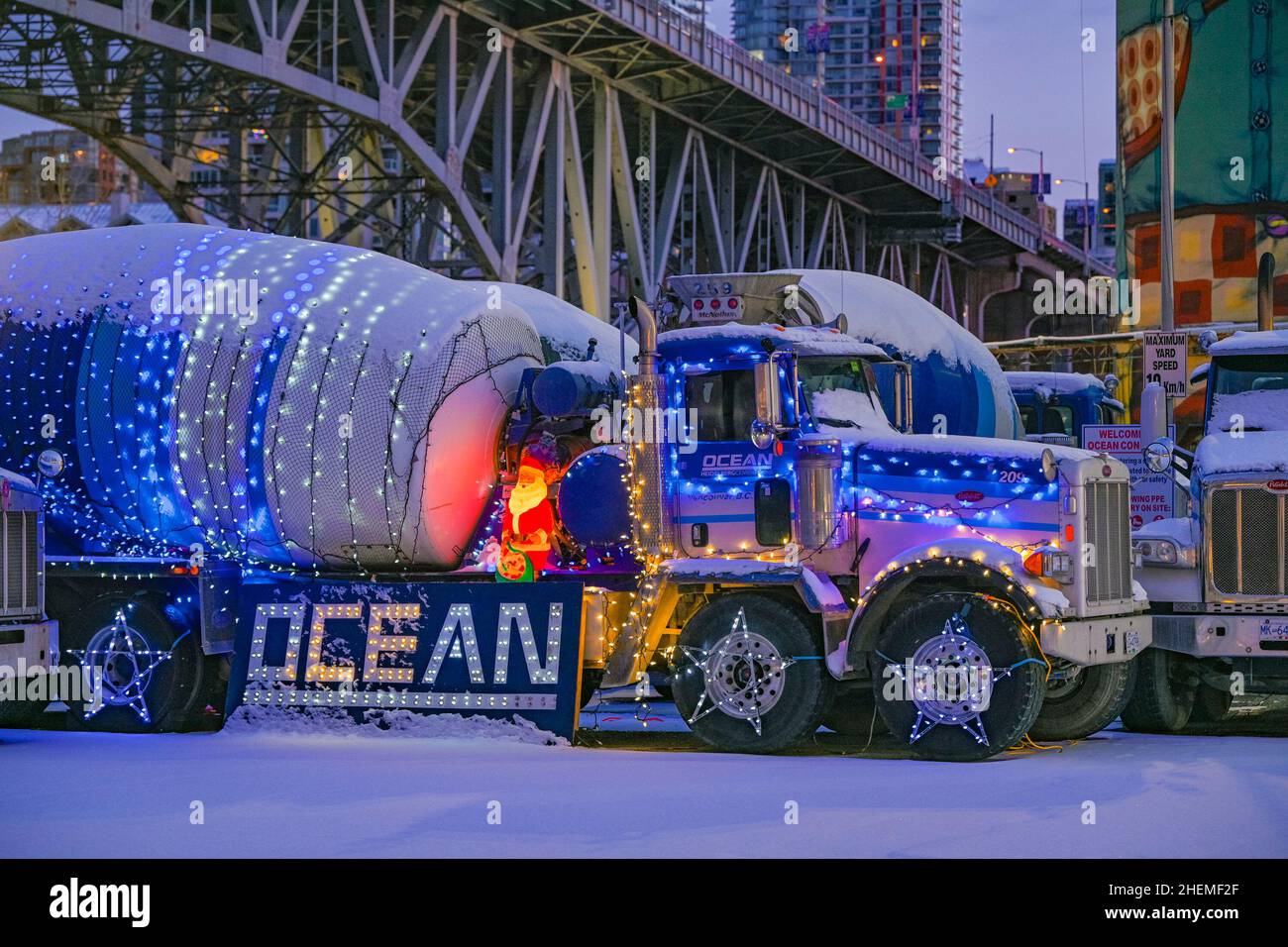 Camion de ciment océanique avec décorations de vacances, Granville Island, Vancouver, Colombie-Britannique, Canada Banque D'Images