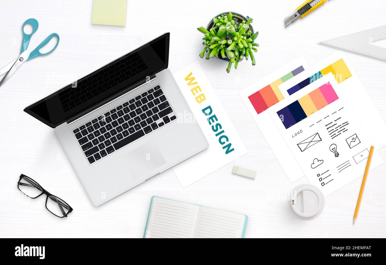 Bureau studio au design Web avec ordinateur portable et palette de couleurs.Vue de dessus, composition de la pose à plat. Banque D'Images