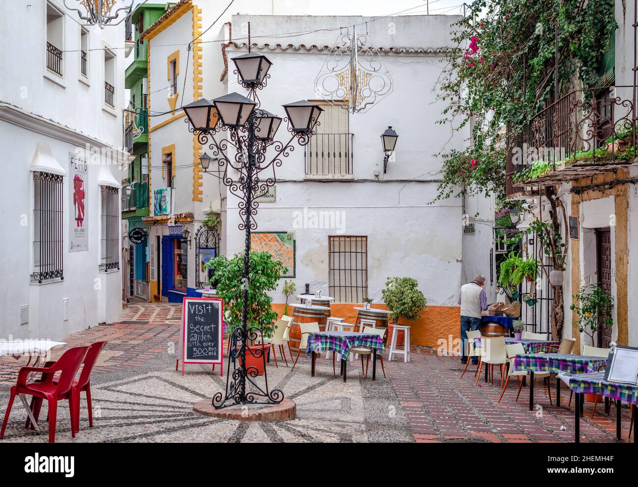 Marbella, Espagne - décembre 21 2014 : vue sur la Plaza Altamirano, une zone piétonne avec bars et restaurants au coeur de la vieille ville. Banque D'Images
