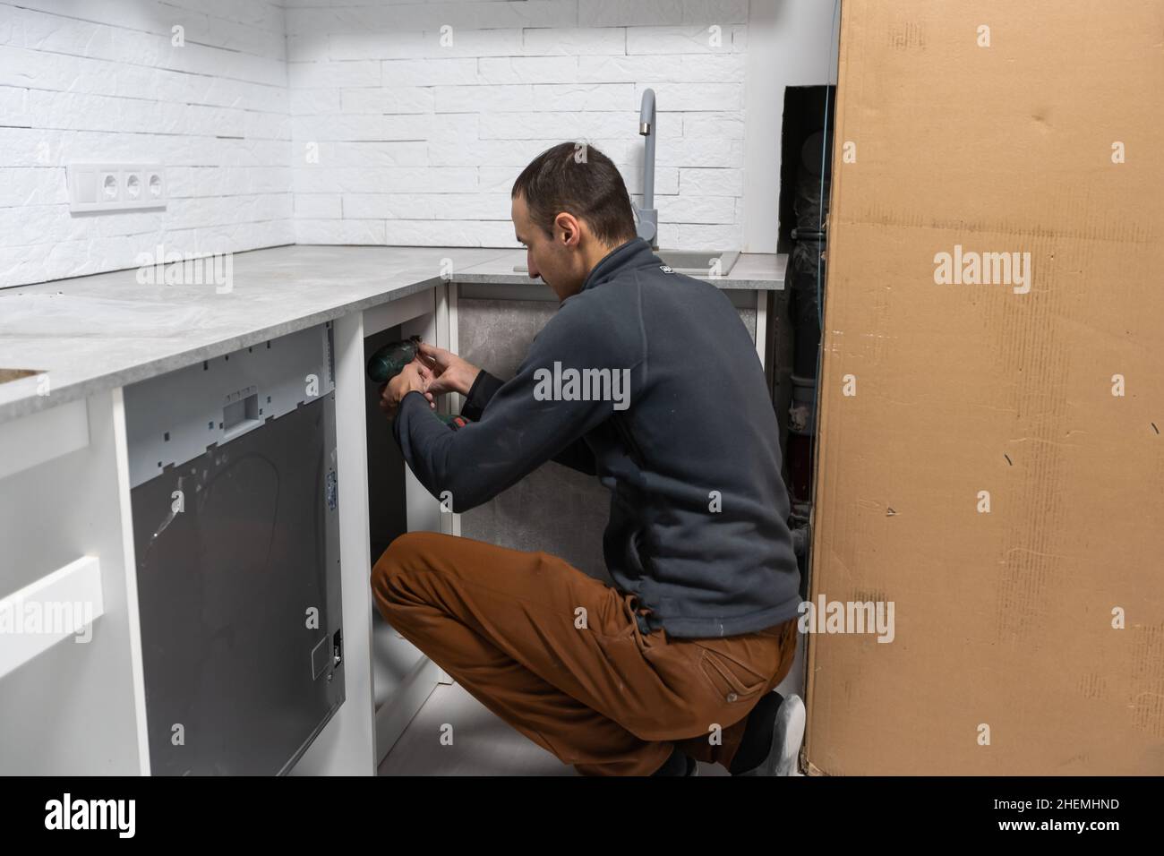 Cuisine sur mesure dans différents d'installation des armoires de cuisine remodeler Banque D'Images