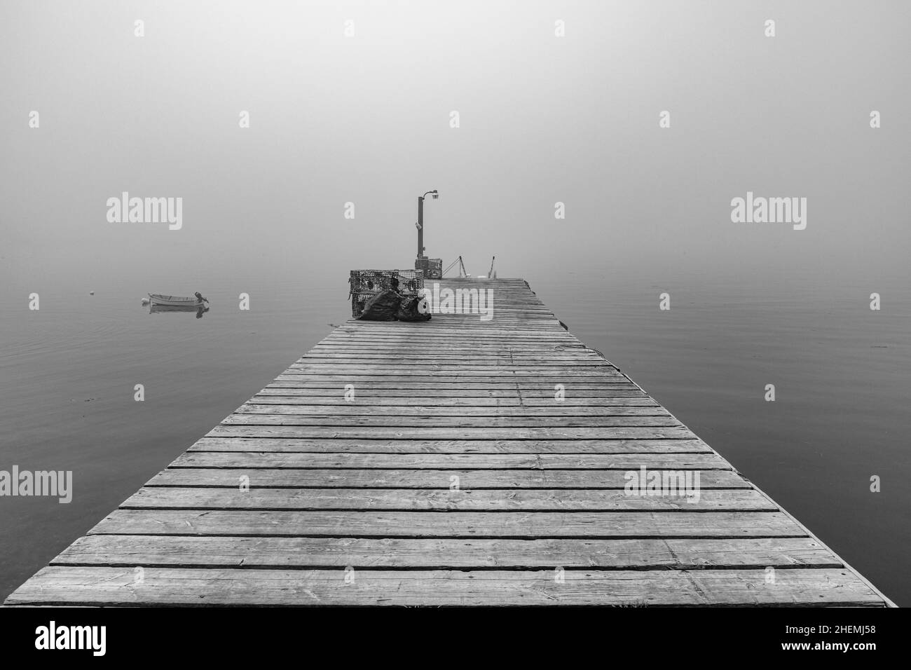 filet de fisher dans la cage à la jetée prêt pour le chargement à un bateau de pêcheur près de Harpswell Banque D'Images