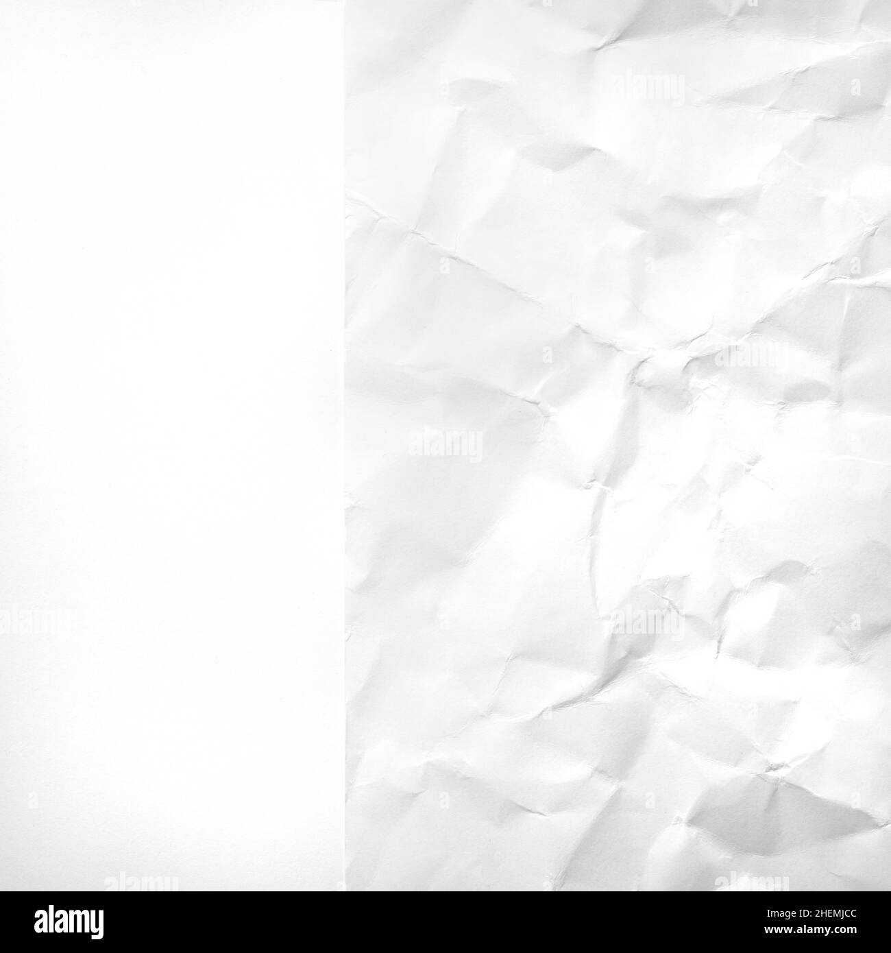 une surface de papier blanc lisse et un papier froissé côte à côte Banque D'Images
