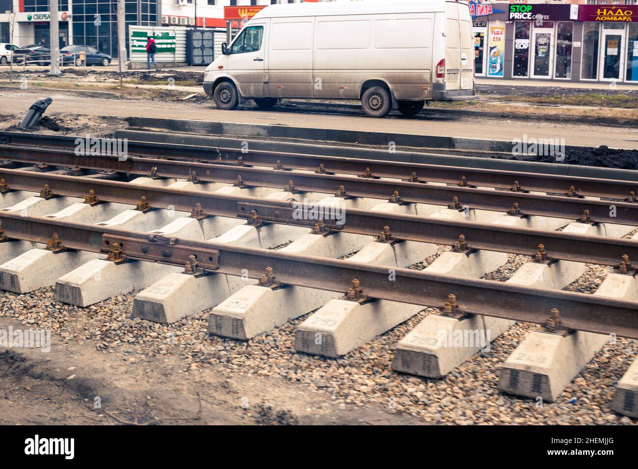 Ligne de tramway dans la ville.Développement des infrastructures de transport.Russie, Krasnodar-03.01.2022. Banque D'Images