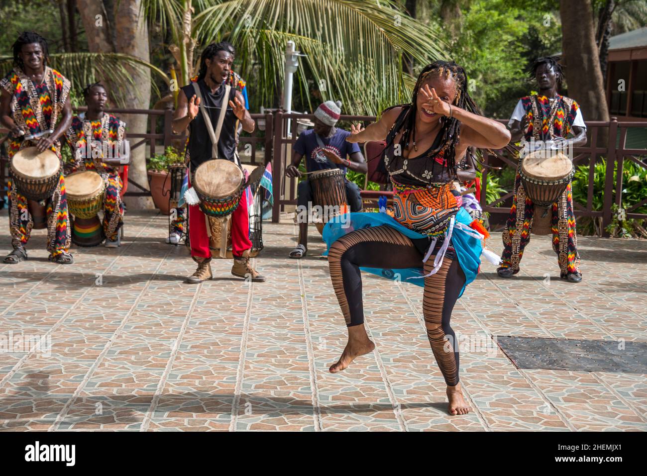 Groupe de danse et danses folkloriques dans la région de Serekunda en Gambie Banque D'Images