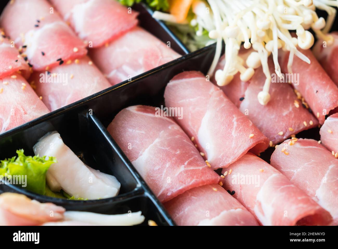 Viande de porc crue en plaque noire - point de mise au point sélectif Banque D'Images