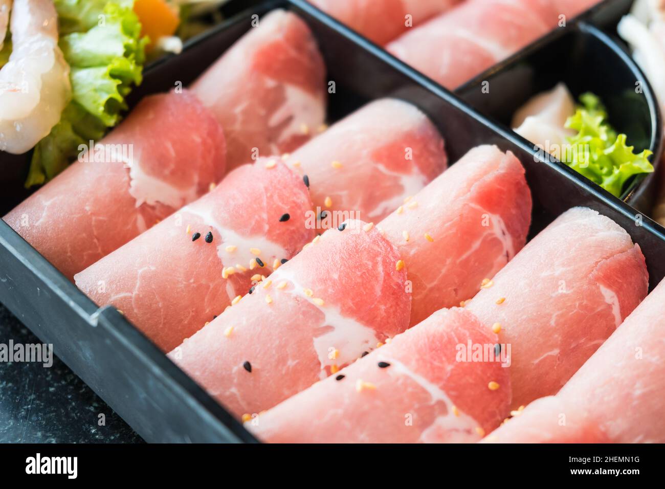 Viande de porc crue en plaque noire - point de mise au point sélectif Banque D'Images