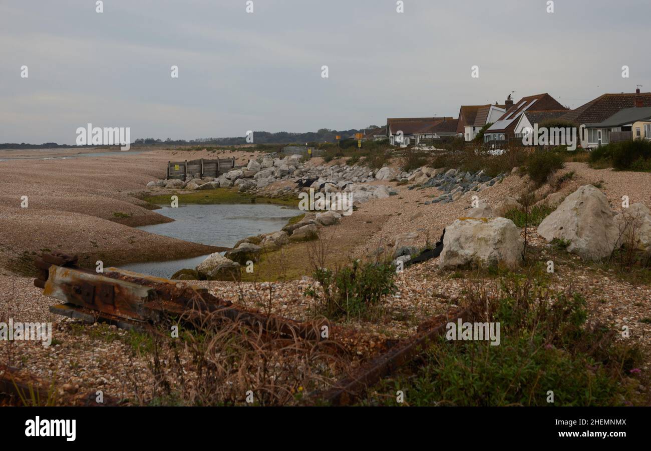 Seadefenses vu sur la plage de Pagham contre l'érosion côtière. Banque D'Images