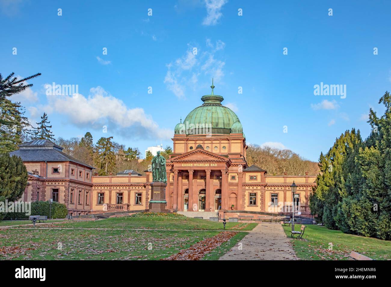 Le bain de Kaiser Wilhelm à Bad Homburg sous le ciel bleu Banque D'Images