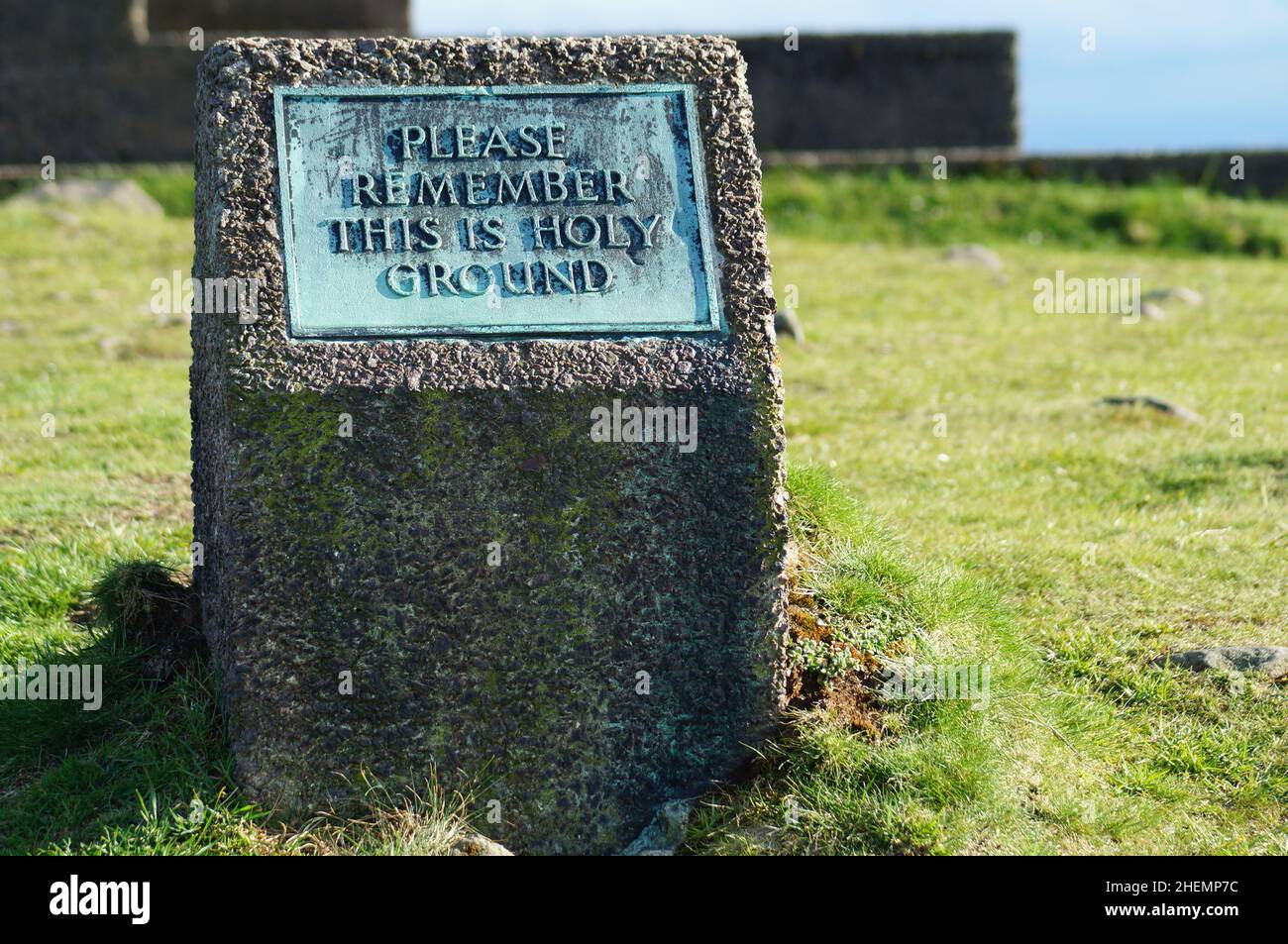 Panneau Mémorial au monument, s'il vous plaît se souvenir que c'est Saint terrain poli avis Banque D'Images