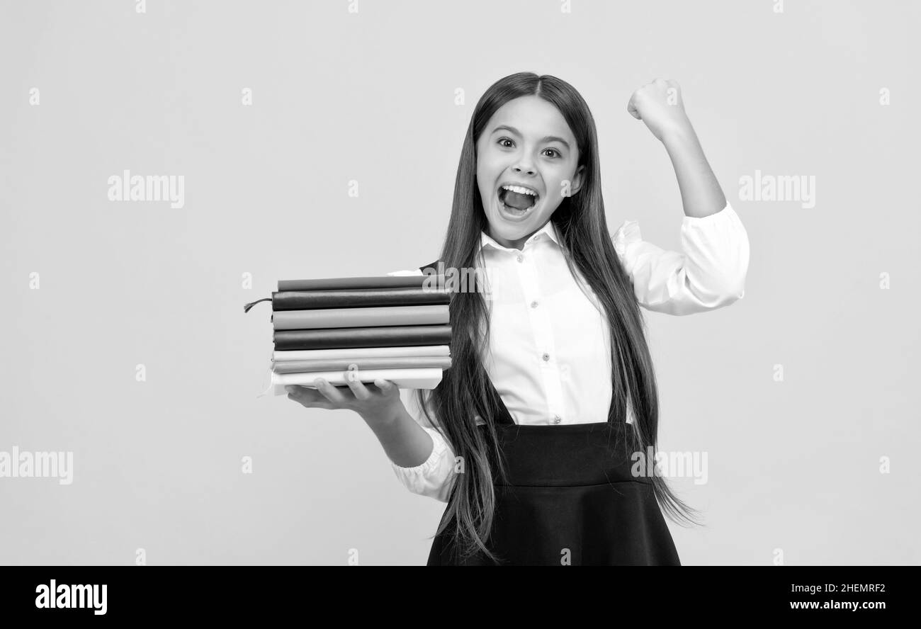 enfant intellectuel réussi. passer des examens parfaitement. enfant de bibliothèque dans l'école de grammaire. Banque D'Images