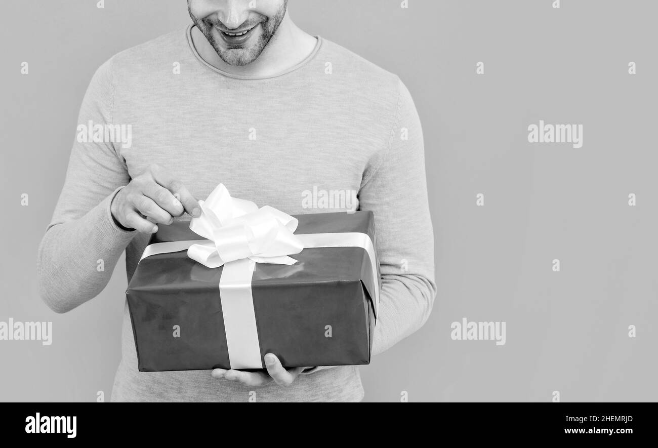 Le meilleur qu'un homme peut obtenir. Happy Guy court vue boîte cadeau ouverte. J'ai reçu un cadeau Banque D'Images